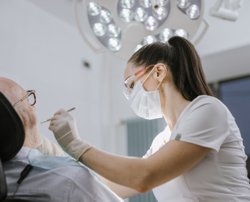 ¿Es falso autónomo el dentista que presta sus servicios en una clínica de una empresa?