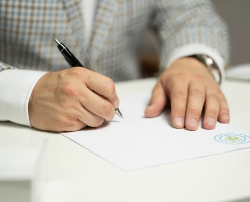 Foto de unas manos firmando