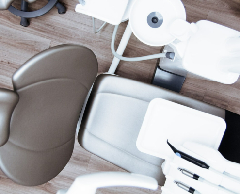 Foto de una silla de una clínica dental