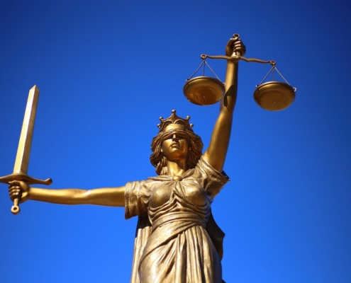 Balanza de la justicia como imagen destacada del artículo "Revista Dentistas A propósito de la sucesión de deudas tributarias...", de Ponter Clinic