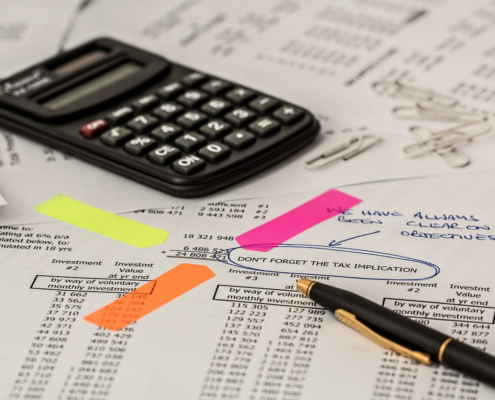 Foto de una calculadora y documentos fiscales