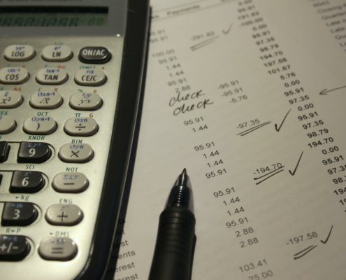 Foto de una calculadora y unos papeles para un artículo de Ponter Abogados y Asesores